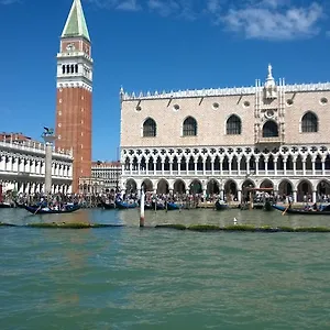 In Back To San Marco Tourist Appartement